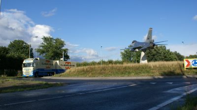 Volvo met F16 bij Rotonde Volkel